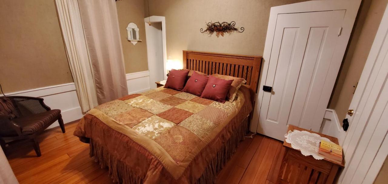 The Farmhouse Inn Guest House Nappanee Exterior photo